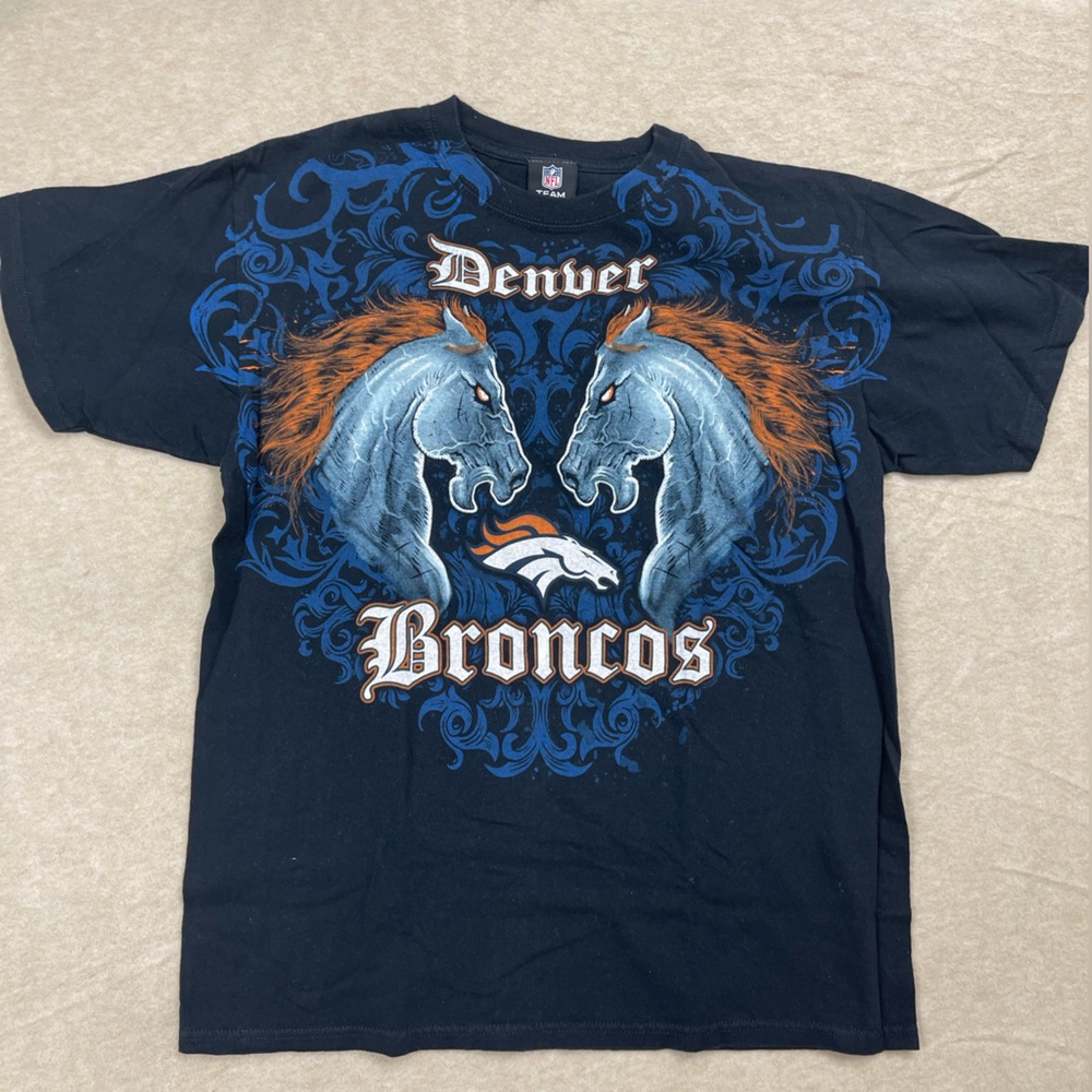 Denver Broncos rare Graphic Tee - Size: Large